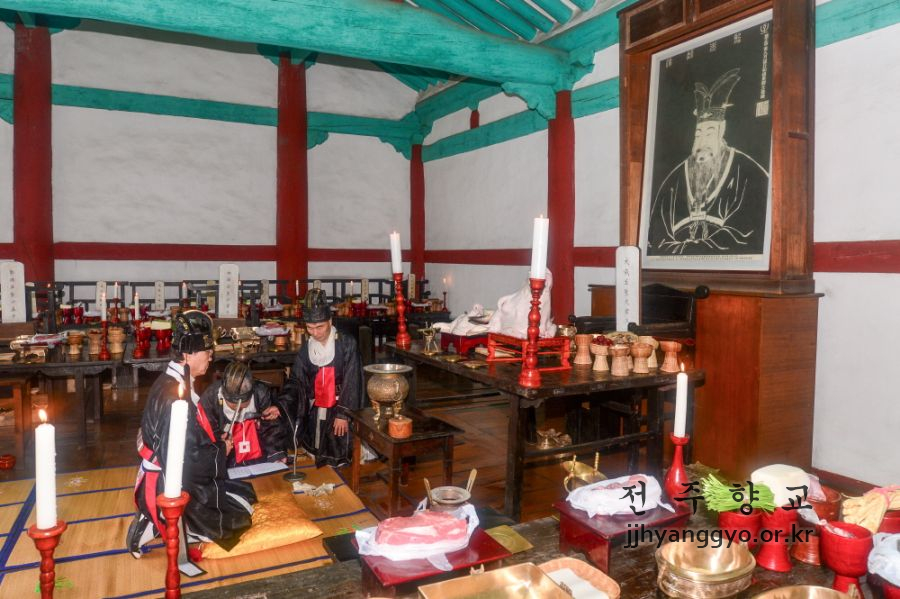 25일 전주향교에서 열린 공기 2576년 추기 석전대제에서 초헌관 이남호원장이 초헌례를 올리고 있다.JPG